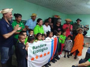 Escuela El Espave recibe reconocimiento de Bandera Ecológica 6