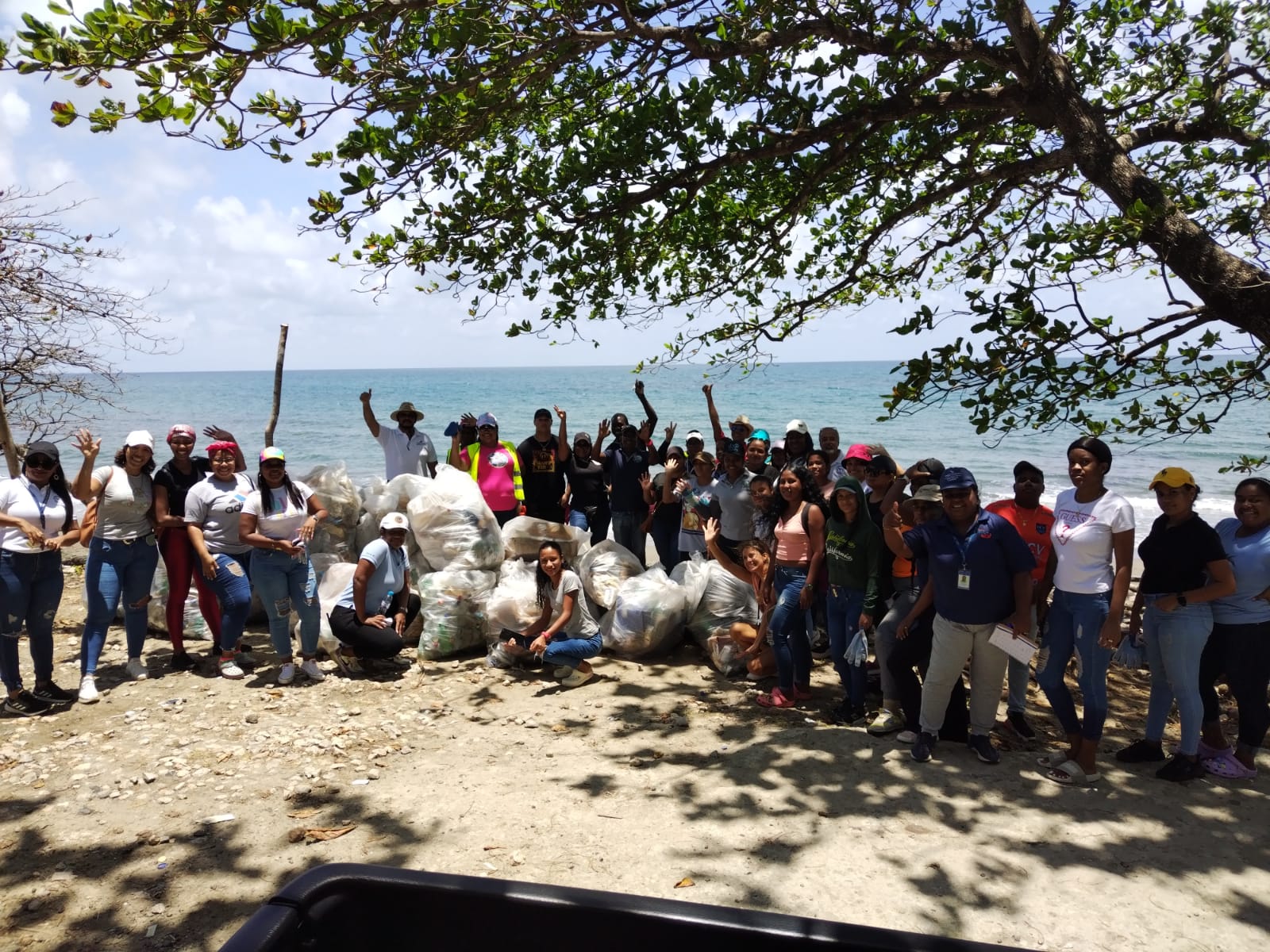Realizan jornada de limpieza de playa Piña, Colón - MiAmbiente