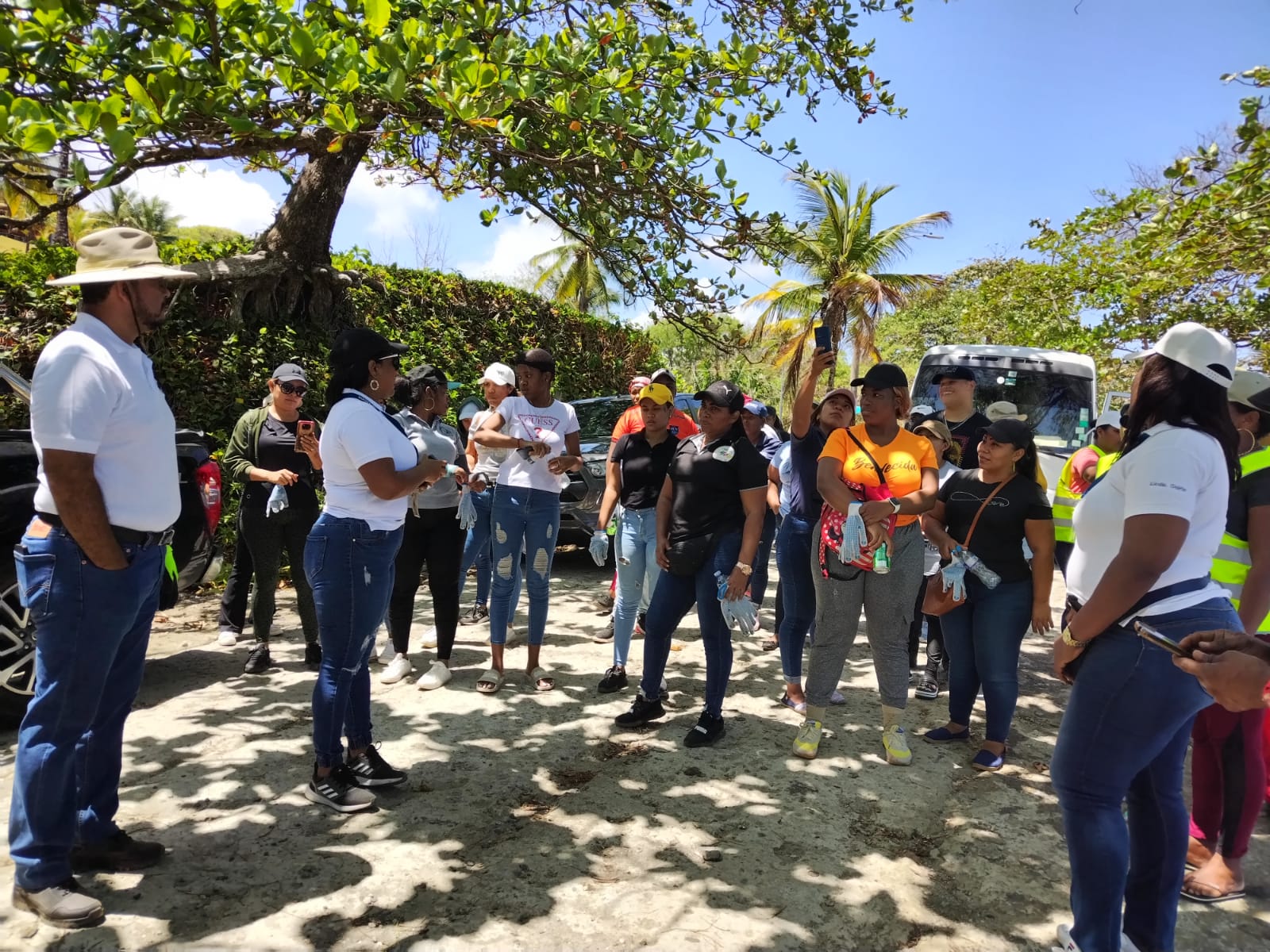 Realizan jornada de limpieza de playa Piña, Colón - MiAmbiente