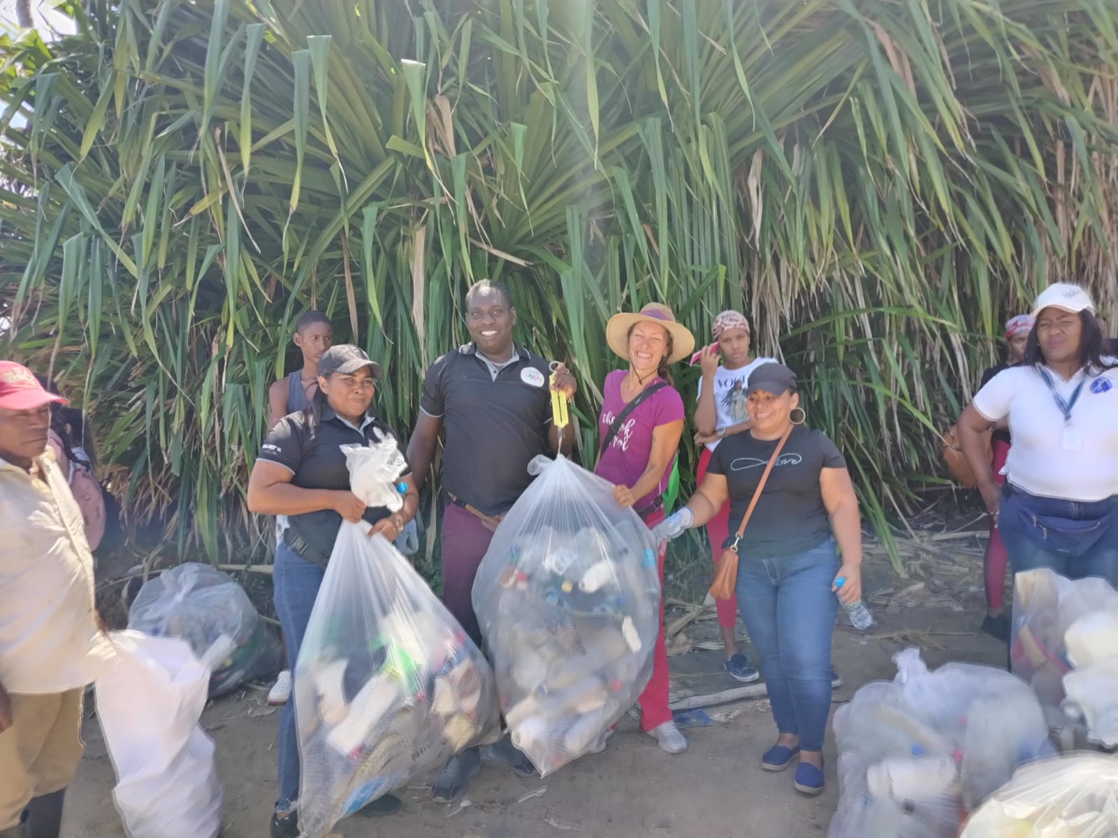Realizan jornada de limpieza de playa Piña, Colón - MiAmbiente